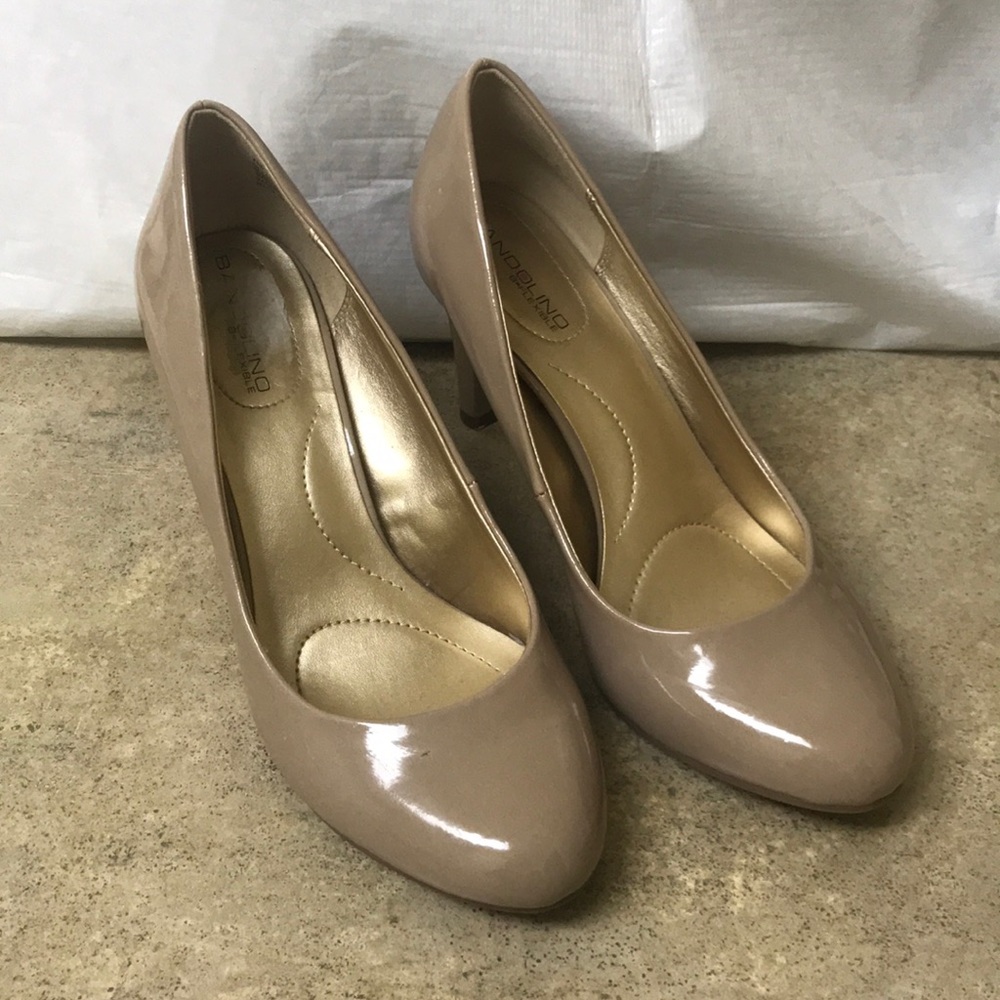 Nude pumps